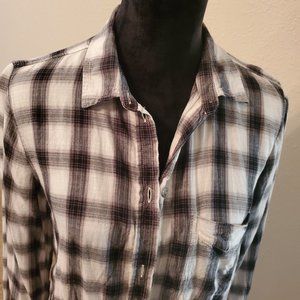 American Eagle boyfriend fit button-down long sleeves shirt size medium.